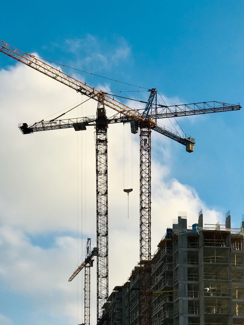 Byggkranar över en byggnad under uppförande